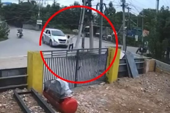 Clip: Ô tô phóng tốc độ cao tông tử vong người đàn ông đi bộ