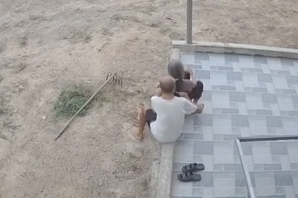 Mẹ 66 tuổi chụp kỷ yếu cùng con trai 18 tuổi và chuyện cảm động phía sau-4