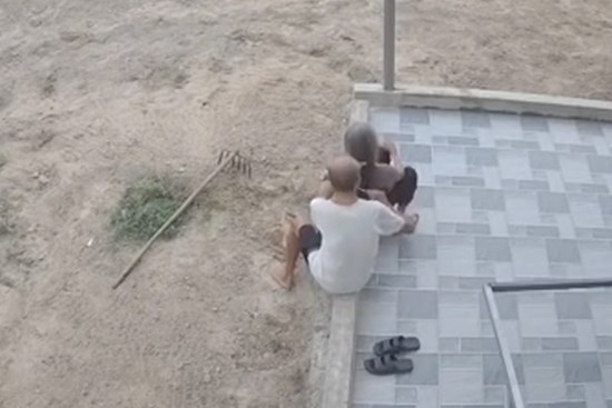 Clip 'lão nông' ngừng công việc để chải tóc cho vợ gây xúc động