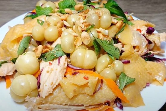Làm gỏi từ quả bòn bon đặc sản Quảng Nam tuy không cầu kỳ nhưng ai ăn một lần cũng nhớ mãi, lại tốt cho đường ruột
