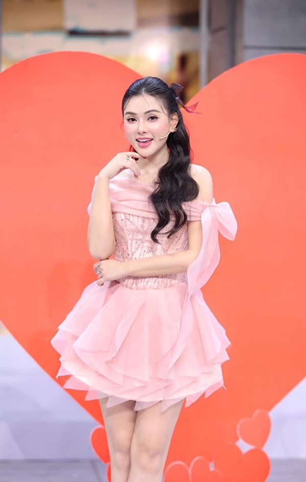 Nữ ca sĩ nổi tiếng từng được mẹ chồng treo giải sinh thêm con cho một sào đất trị giá mười mấy tỷ là ai?-1