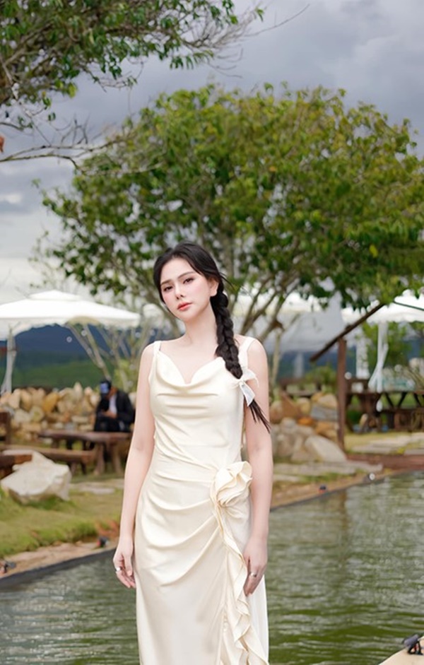 Nữ ca sĩ nổi tiếng từng được mẹ chồng treo giải sinh thêm con cho một sào đất trị giá mười mấy tỷ là ai?-4