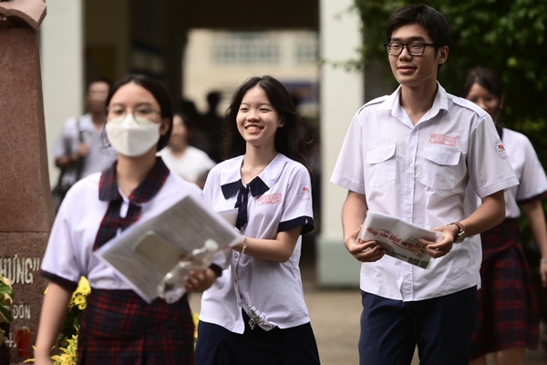 Ngày đầu lọc ảo: Nhiều trường bội thu thí sinh, điểm chuẩn sẽ tăng-1