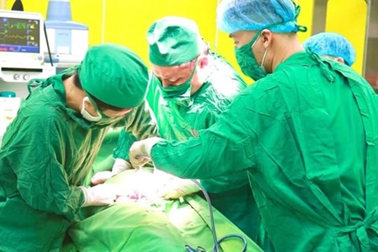 Dây rốn quấn quanh người bé gái khi chào đời