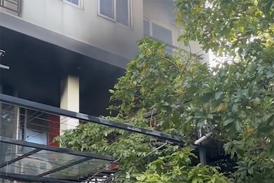 Nhà trong khu Thảo Điền bốc cháy, nhiều người lên sân thượng kêu cứu