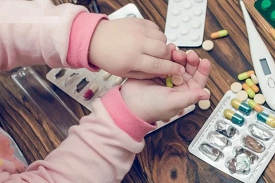 Nhờ em trai 5 tuổi pha thuốc hạ sốt, cô gái 19 tuổi nguy kịch