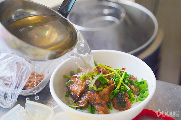 Anh Tây ăn bún chả quên trả tiền, bà chủ an ủi mai trả cũng được-4