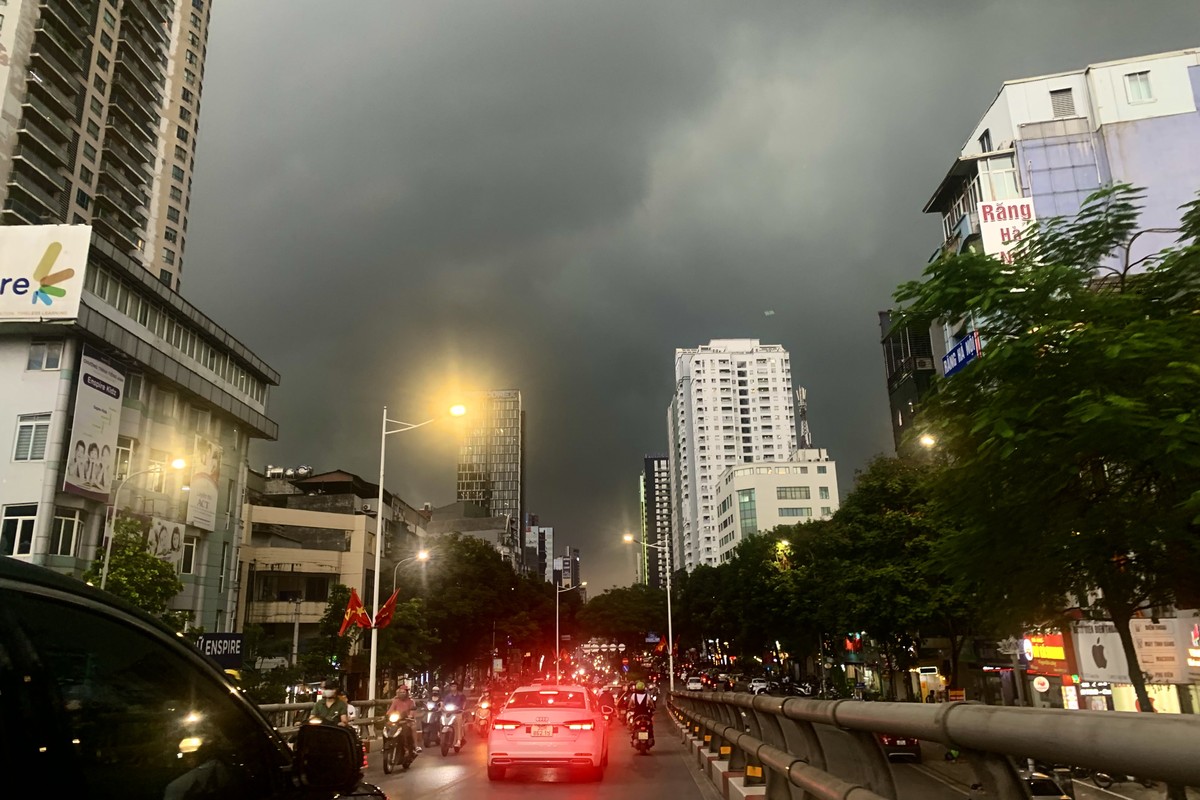 Mưa trắng trời, đường thành sông, người Hà Nội chật vật vượt ùn tắc về nhà-1