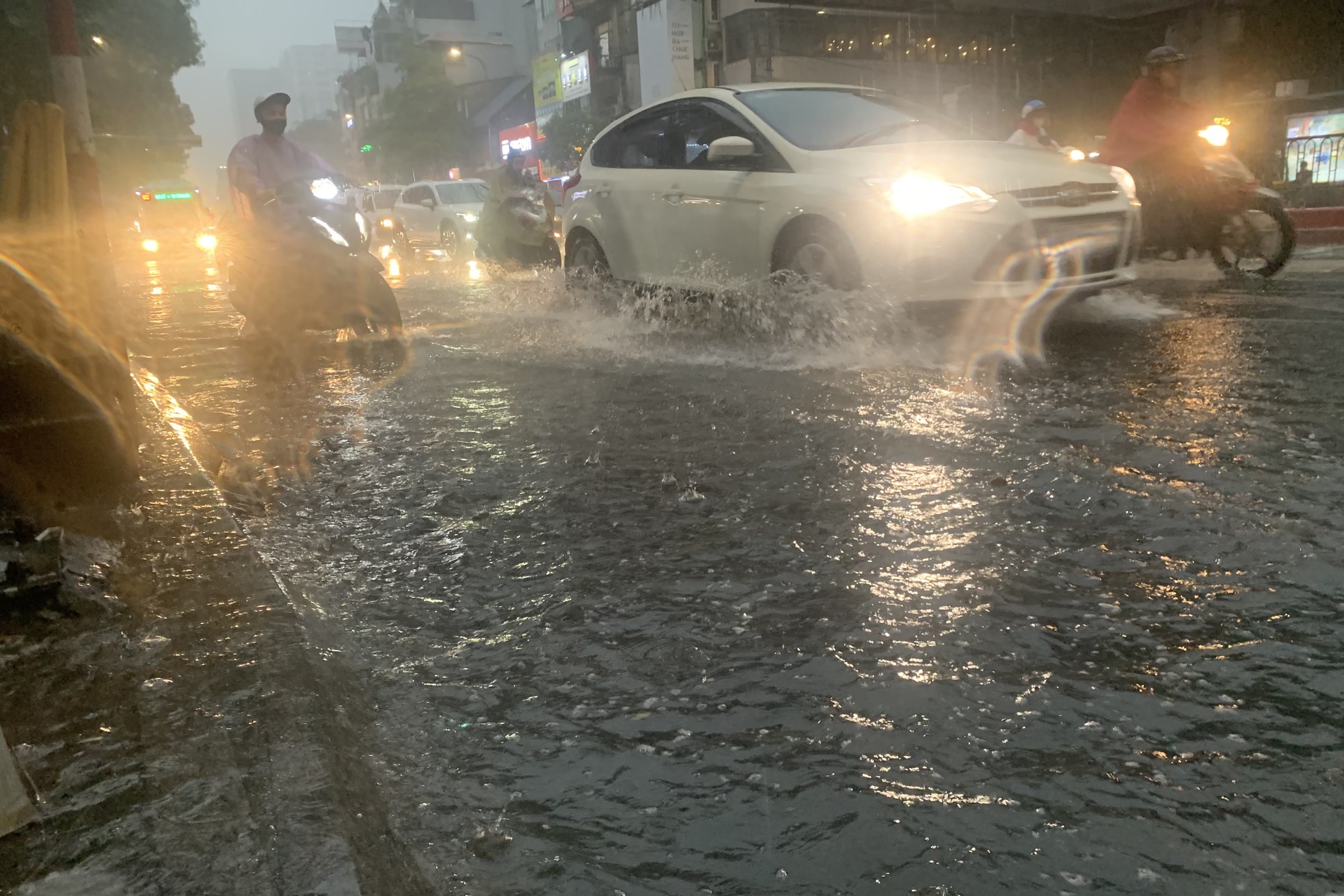 Mưa trắng trời, đường thành sông, người Hà Nội chật vật vượt ùn tắc về nhà-4