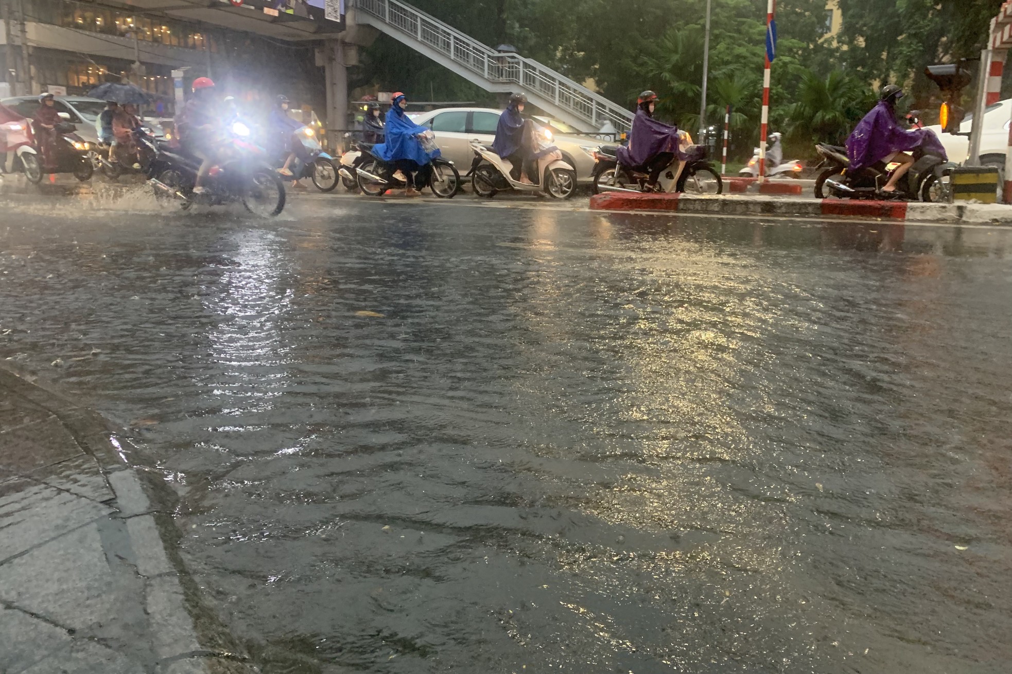 Mưa trắng trời, đường thành sông, người Hà Nội chật vật vượt ùn tắc về nhà-5