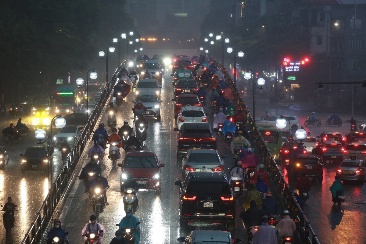 Mưa trắng trời, đường thành sông, người Hà Nội chật vật vượt ùn tắc về nhà-9