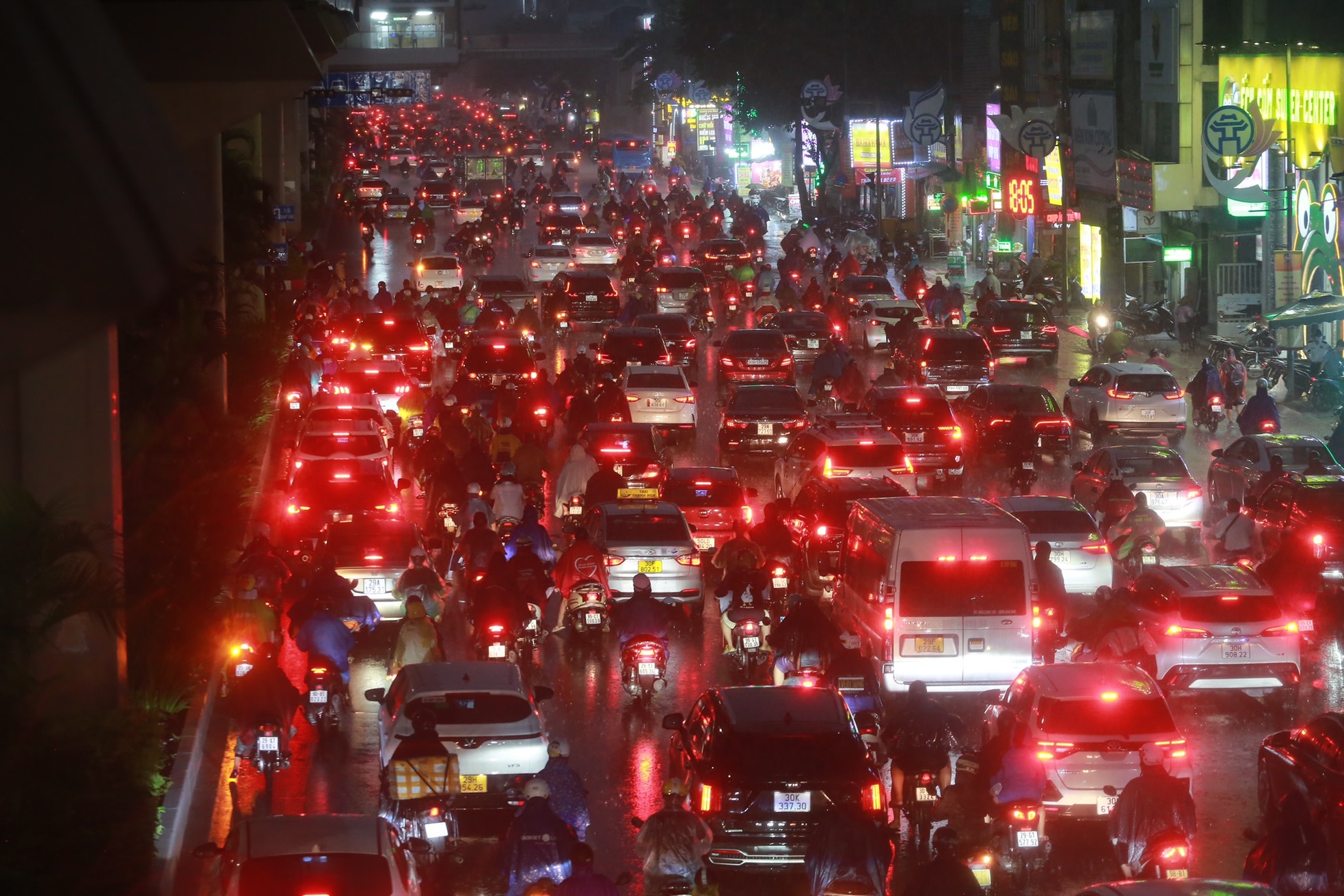 Mưa trắng trời, đường thành sông, người Hà Nội chật vật vượt ùn tắc về nhà-10