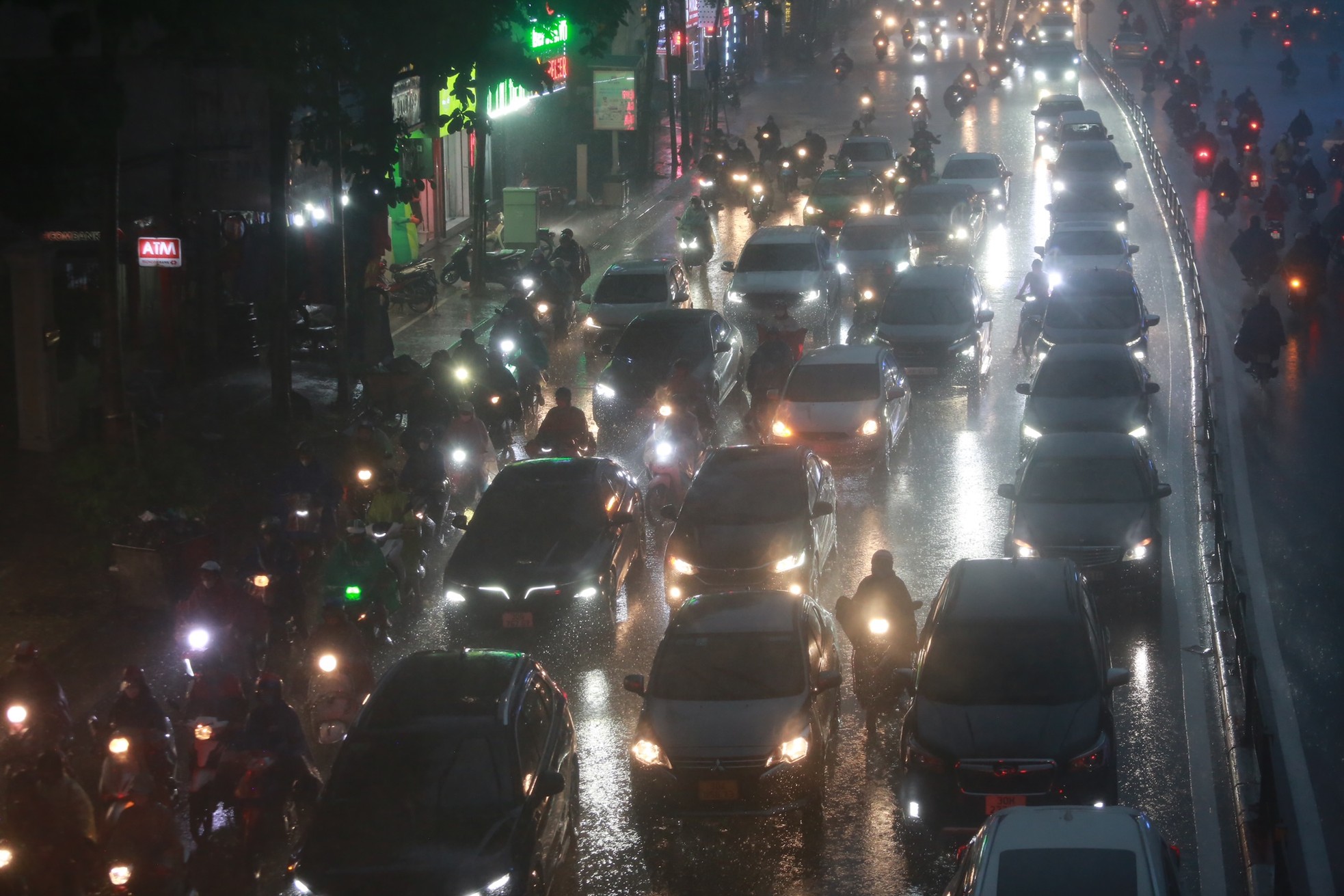 Mưa trắng trời, đường thành sông, người Hà Nội chật vật vượt ùn tắc về nhà-11