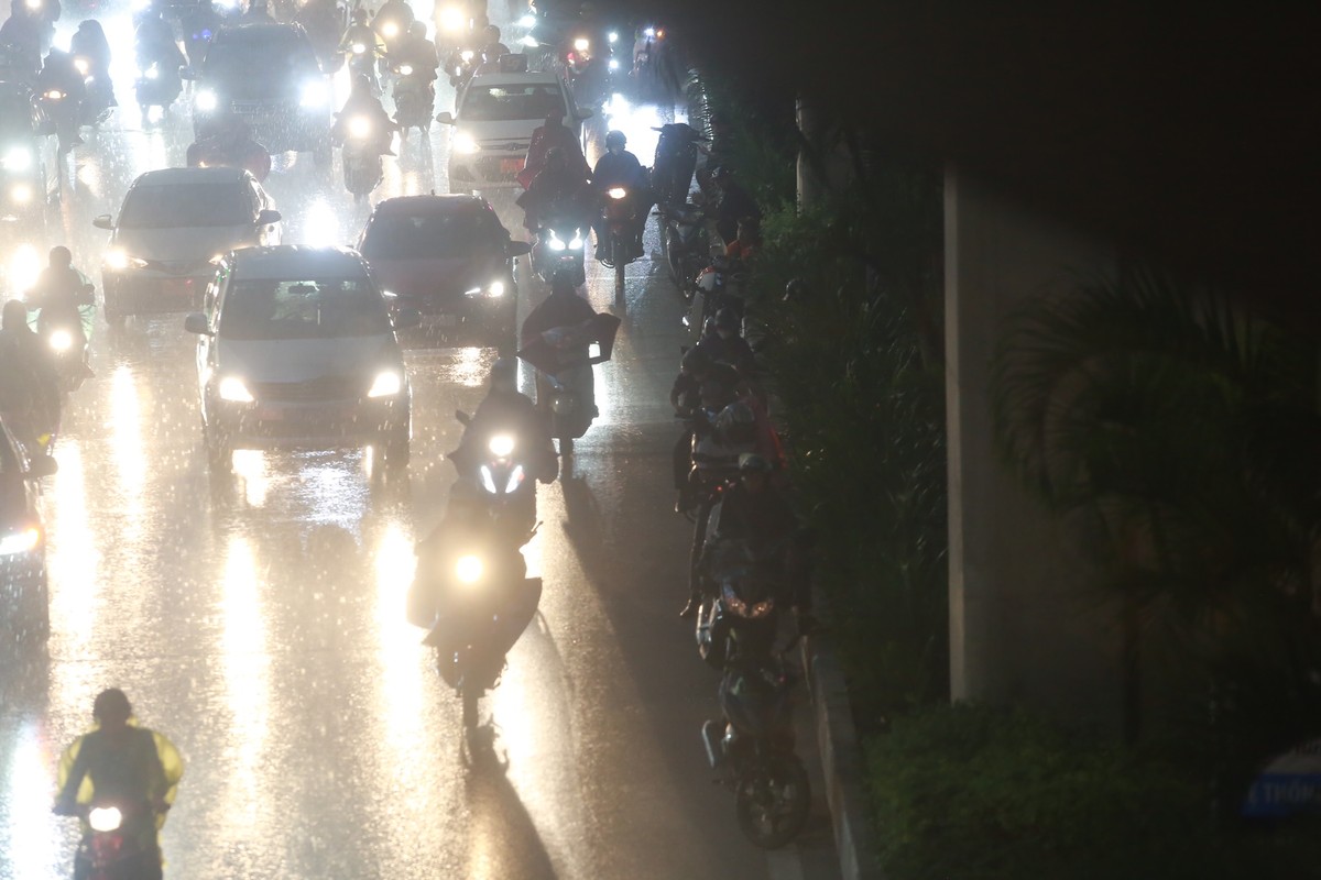 Mưa trắng trời, đường thành sông, người Hà Nội chật vật vượt ùn tắc về nhà-12