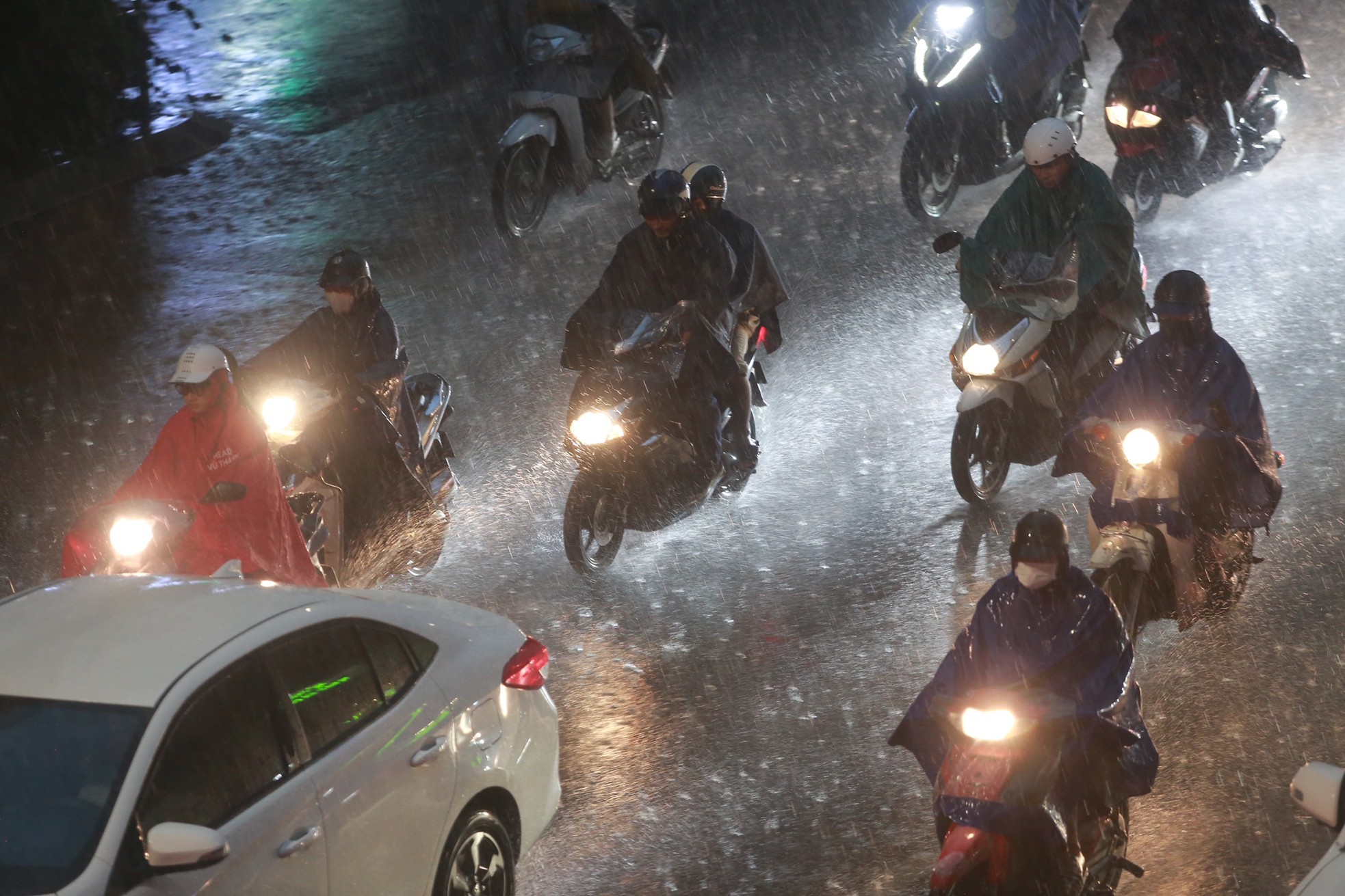 Mưa trắng trời, đường thành sông, người Hà Nội chật vật vượt ùn tắc về nhà-14