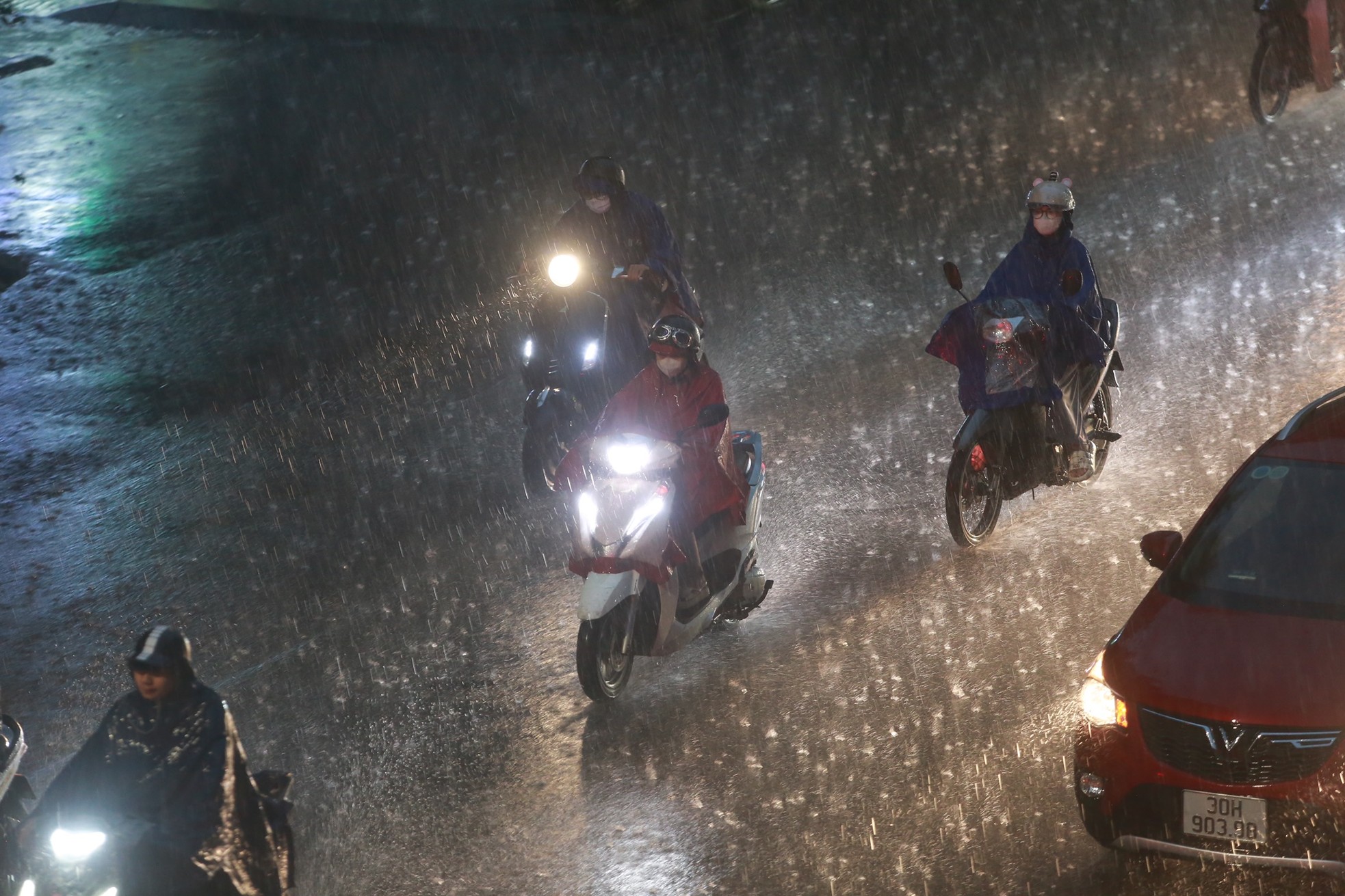 Mưa trắng trời, đường thành sông, người Hà Nội chật vật vượt ùn tắc về nhà-16