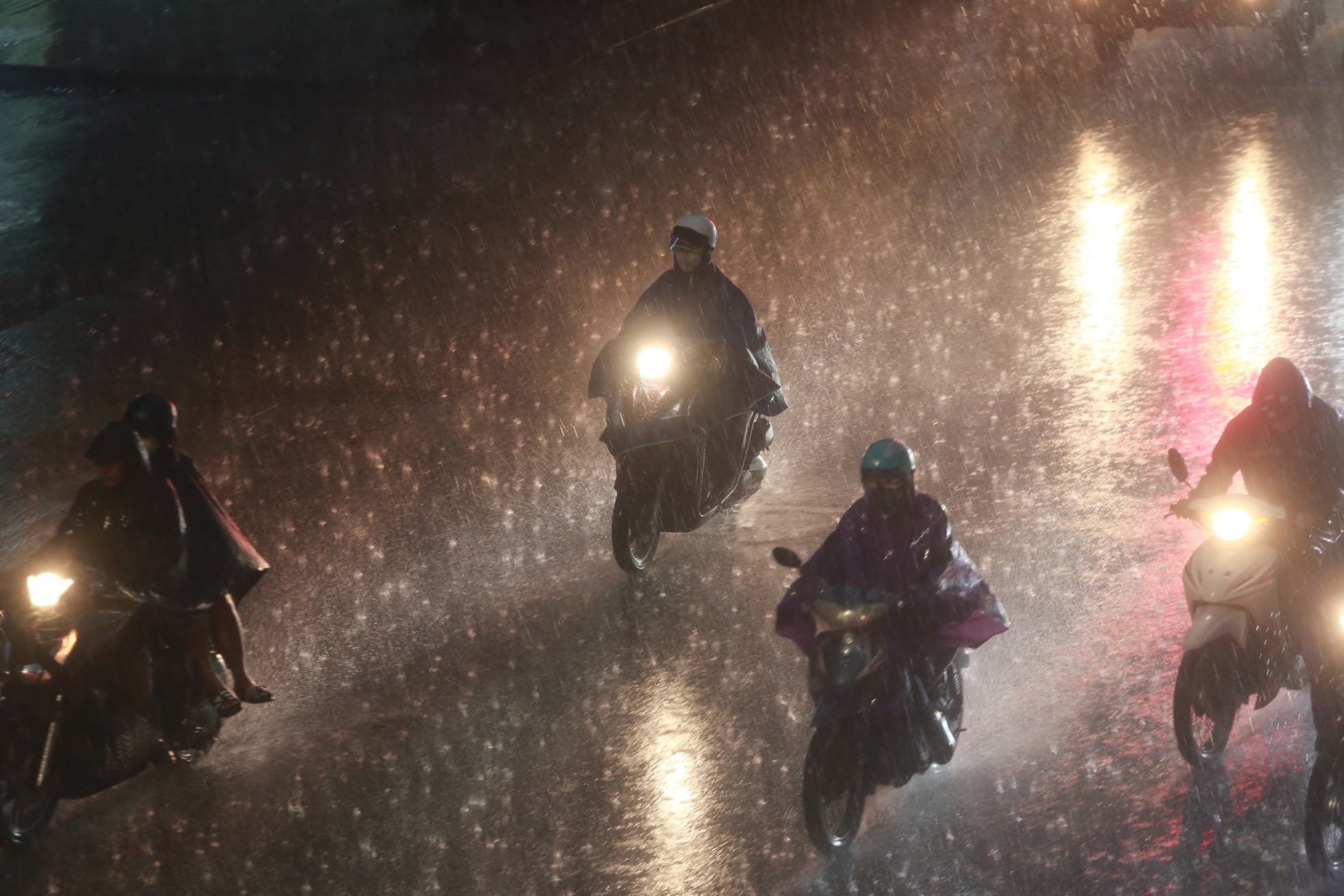 Mưa trắng trời, đường thành sông, người Hà Nội chật vật vượt ùn tắc về nhà-18