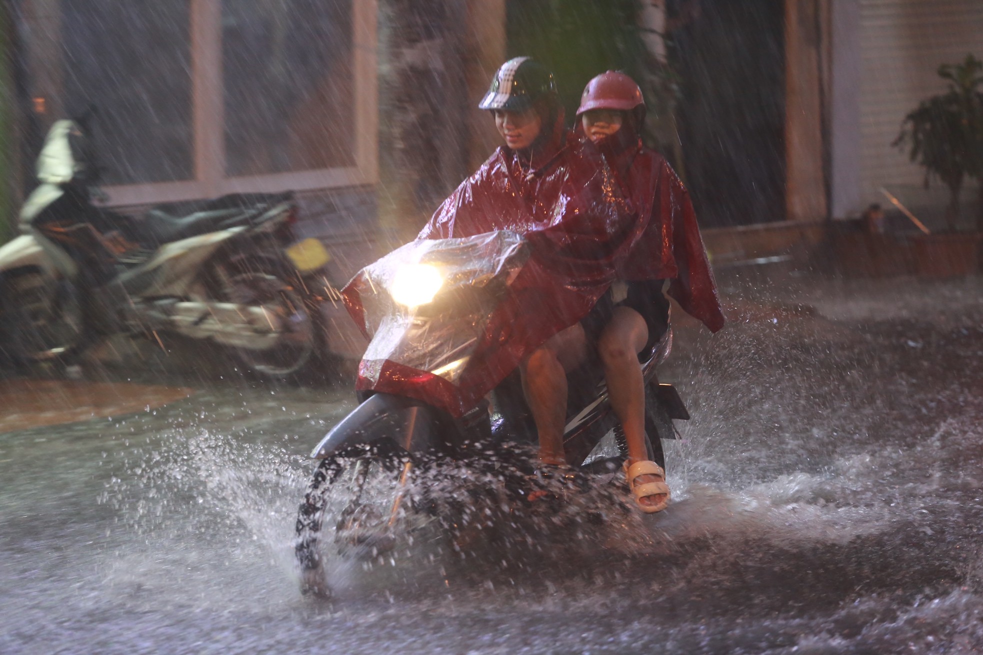 Mưa trắng trời, đường thành sông, người Hà Nội chật vật vượt ùn tắc về nhà-26