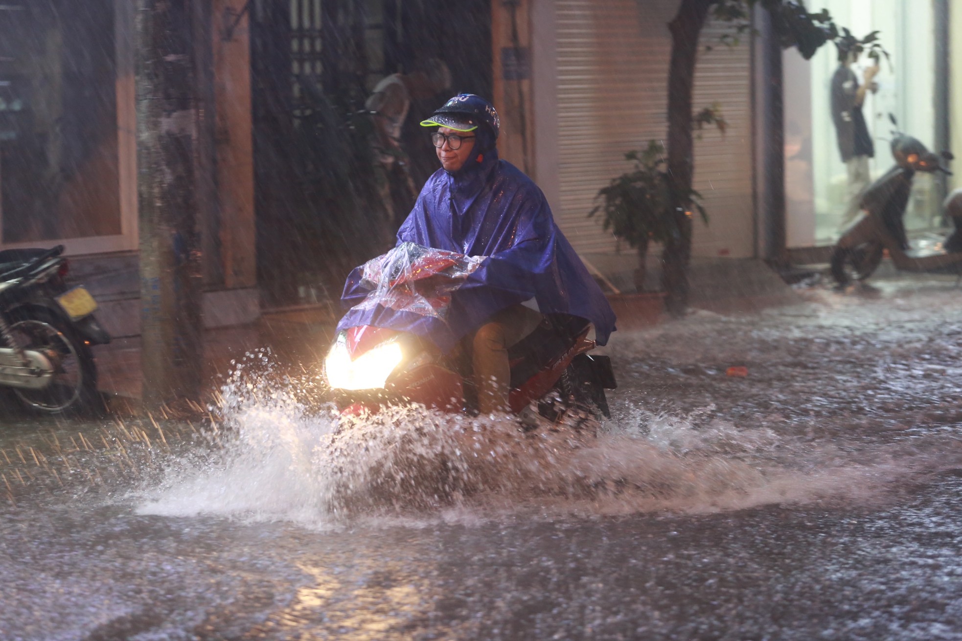 Mưa trắng trời, đường thành sông, người Hà Nội chật vật vượt ùn tắc về nhà-27