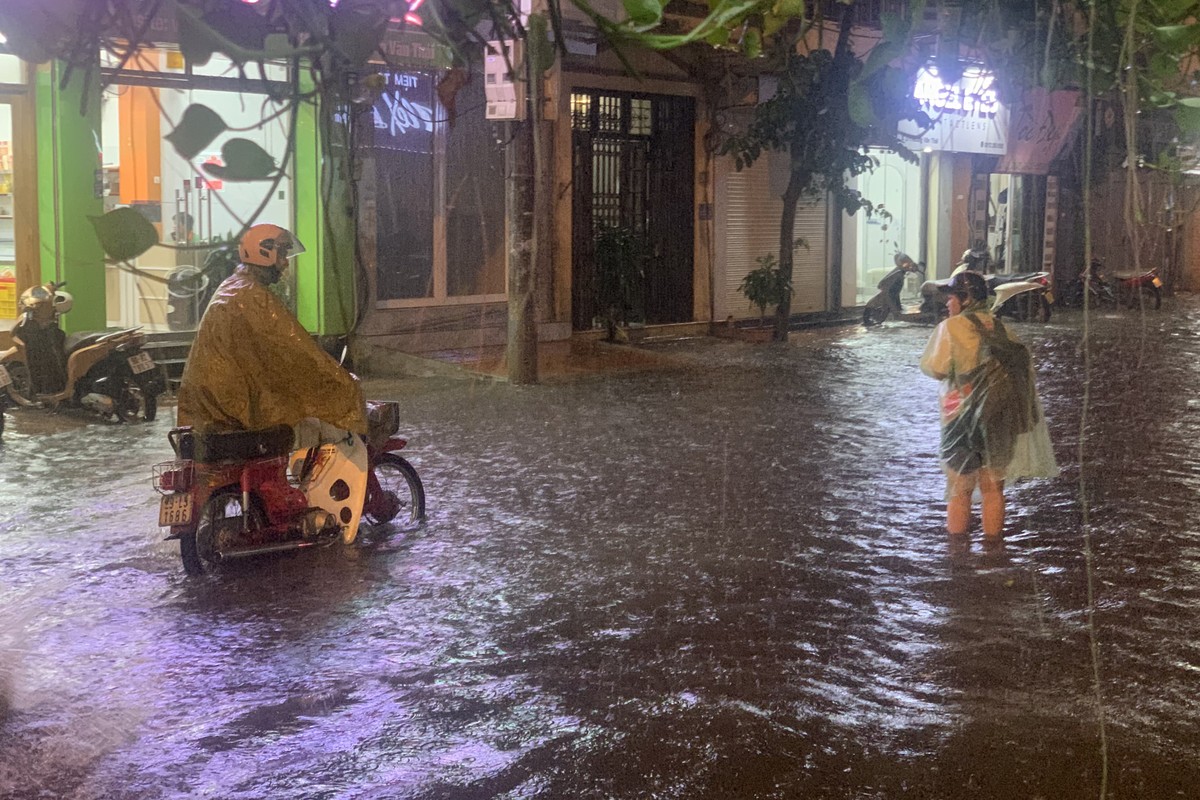 Mưa trắng trời, đường thành sông, người Hà Nội chật vật vượt ùn tắc về nhà-28