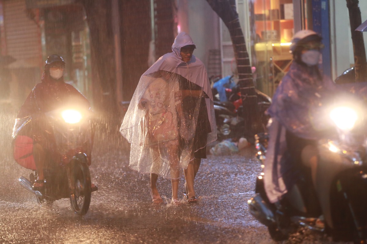 Mưa trắng trời, đường thành sông, người Hà Nội chật vật vượt ùn tắc về nhà-30