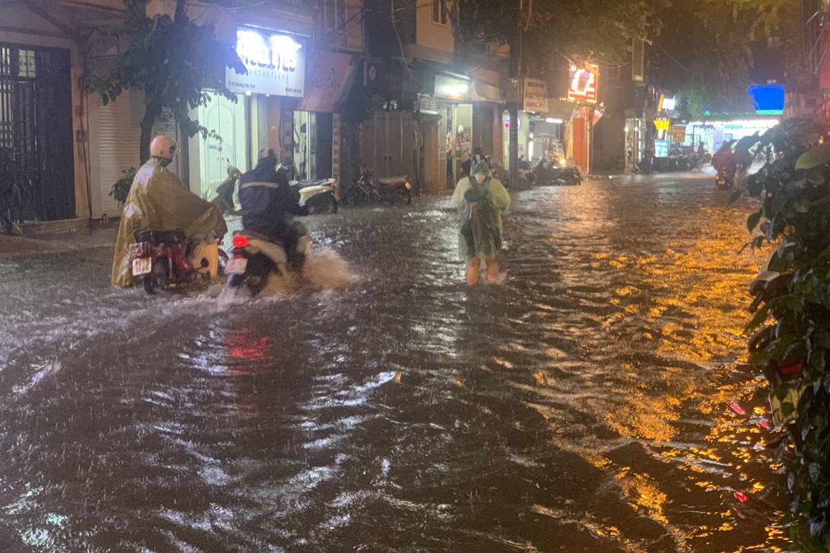 Mưa trắng trời, đường thành sông, người Hà Nội chật vật vượt ùn tắc về nhà-24