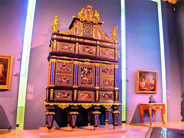 Quốc vương giàu nhất châu Âu chi 36 triệu USD mua một chiếc tủ gỗ-5