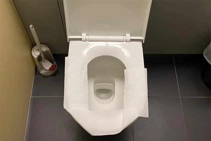 Có cần lót giấy vệ sinh lên bồn cầu công cộng?-1