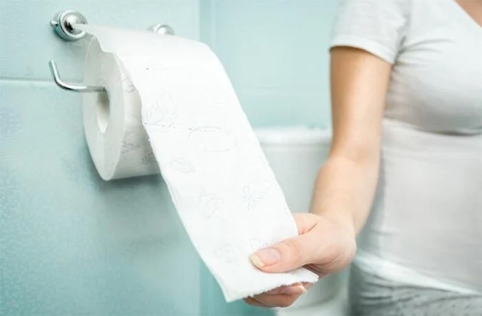 Có cần lót giấy vệ sinh lên bồn cầu công cộng?-2