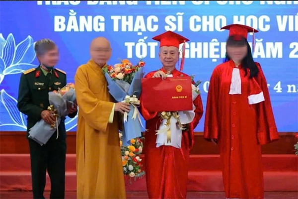 VIDEO: Đi bộ dưới lòng đường, người phụ nữ bị máy xúc cán qua người-1