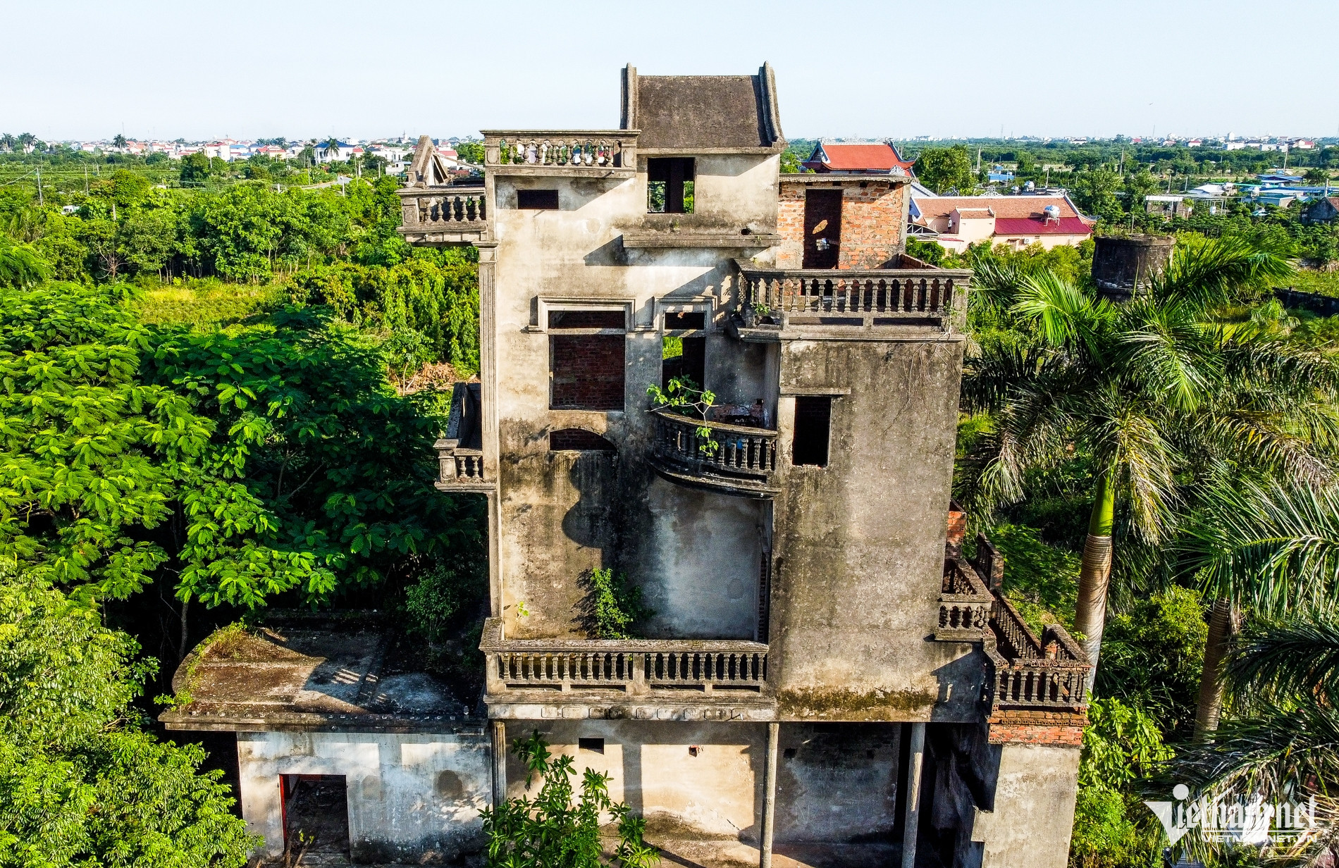 Căn biệt thự ở Nam Định nằm sát nghĩa trang, bị bỏ hoang suốt 20 năm-2