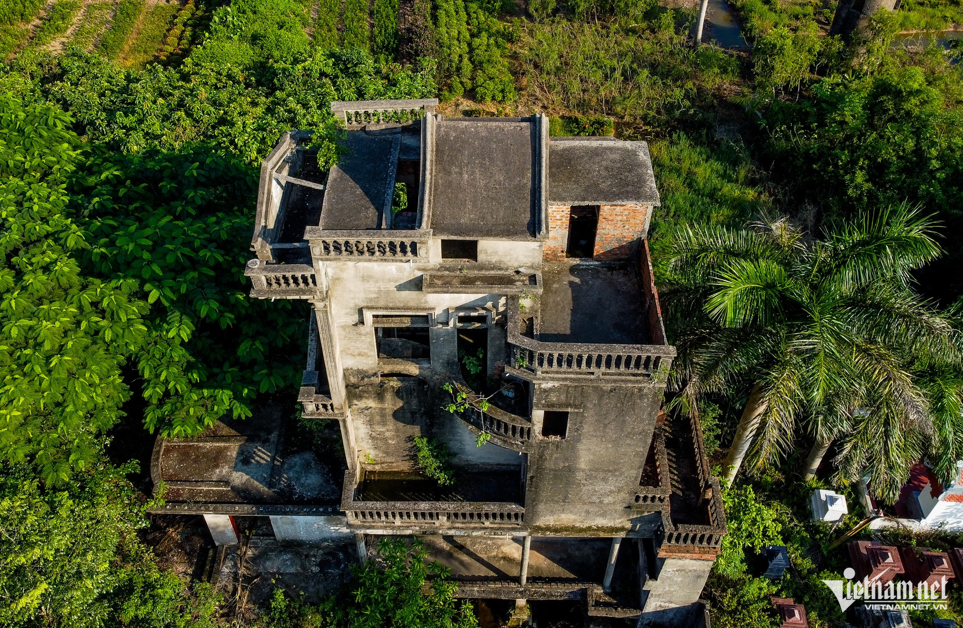 Căn biệt thự ở Nam Định nằm sát nghĩa trang, bị bỏ hoang suốt 20 năm-3