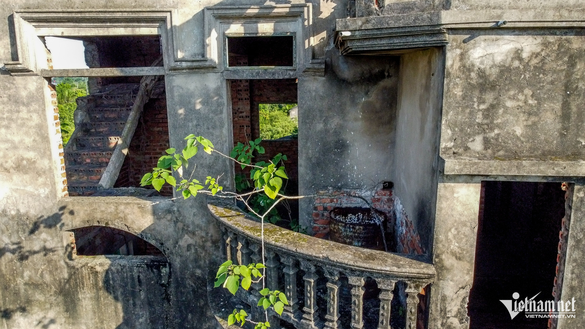 Căn biệt thự ở Nam Định nằm sát nghĩa trang, bị bỏ hoang suốt 20 năm-4