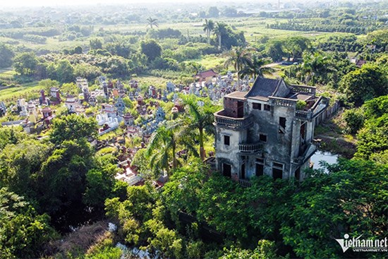 Căn biệt thự ở Nam Định nằm sát nghĩa trang, bị bỏ hoang suốt 20 năm