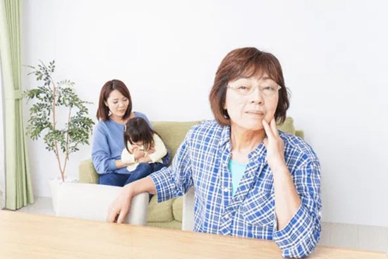 Mỗi lần ra chơi, mẹ chồng buôn chuyện khắp nơi, về nhà lại chê bai con dâu