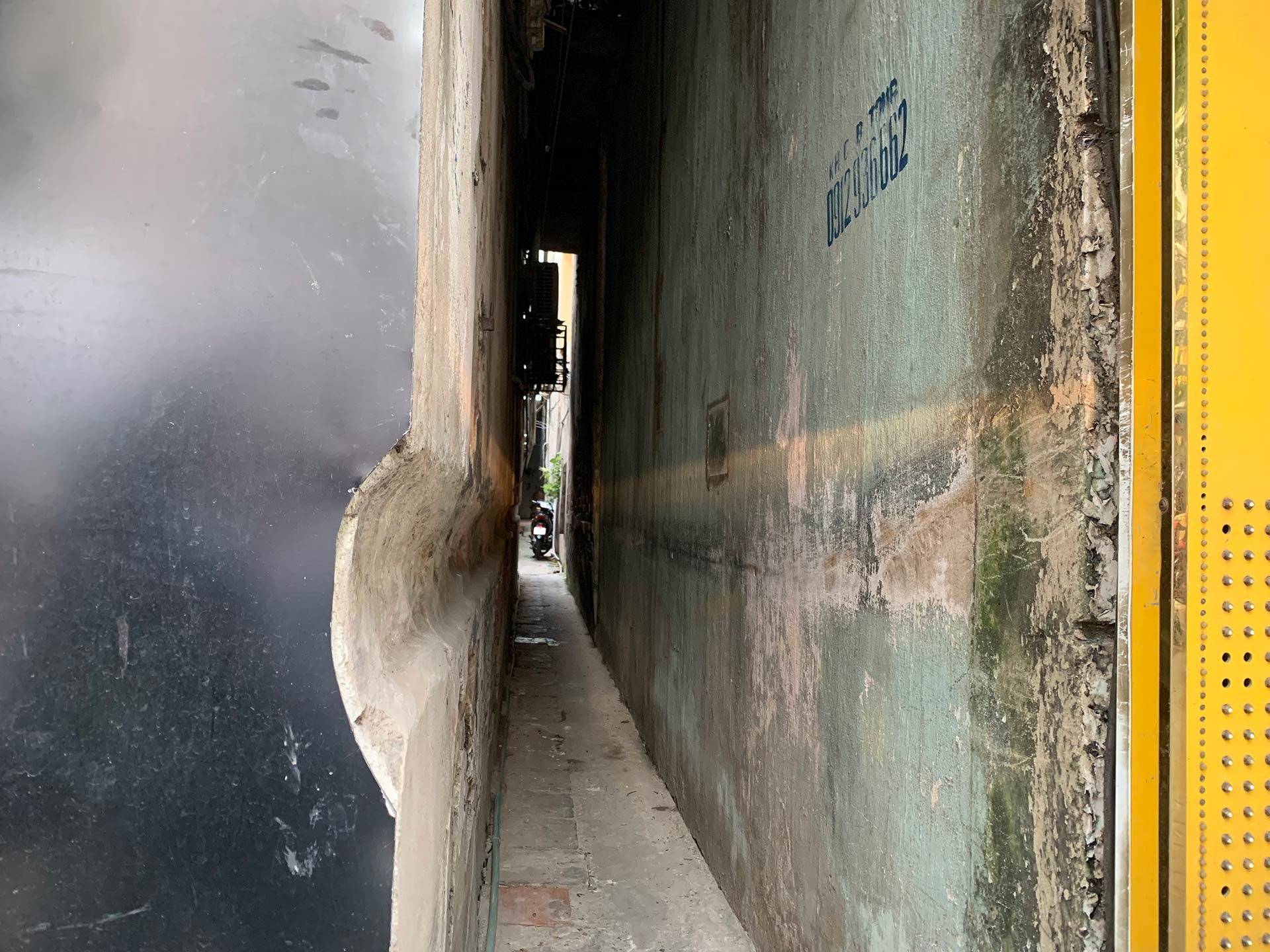 Nhà hét giá 5 tỷ ở Bạch Mai, chỉ lọt 1 người, phải khoét tường cho xe máy vào-1