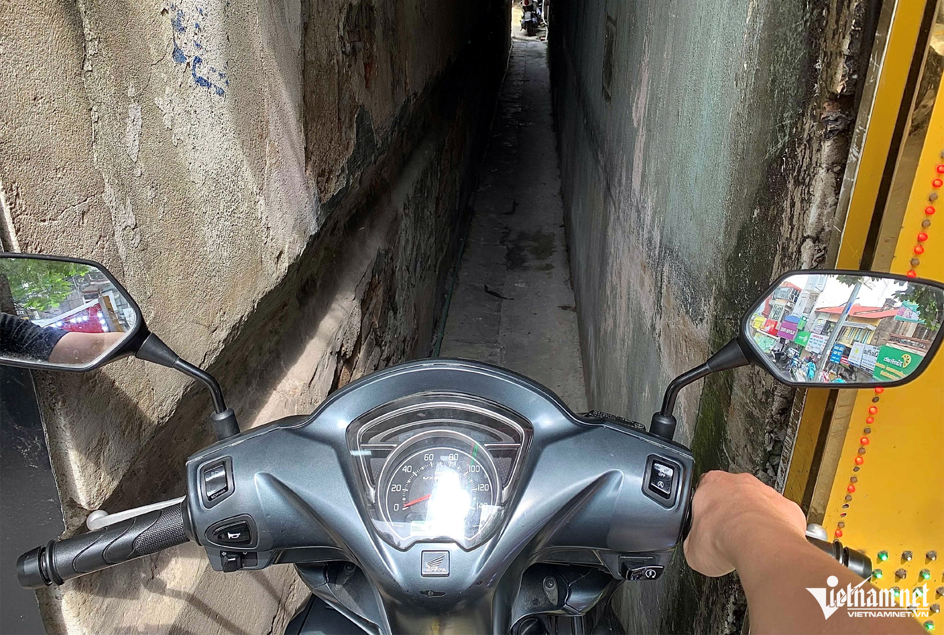 Nhà hét giá 5 tỷ ở Bạch Mai, chỉ lọt 1 người, phải khoét tường cho xe máy vào-2