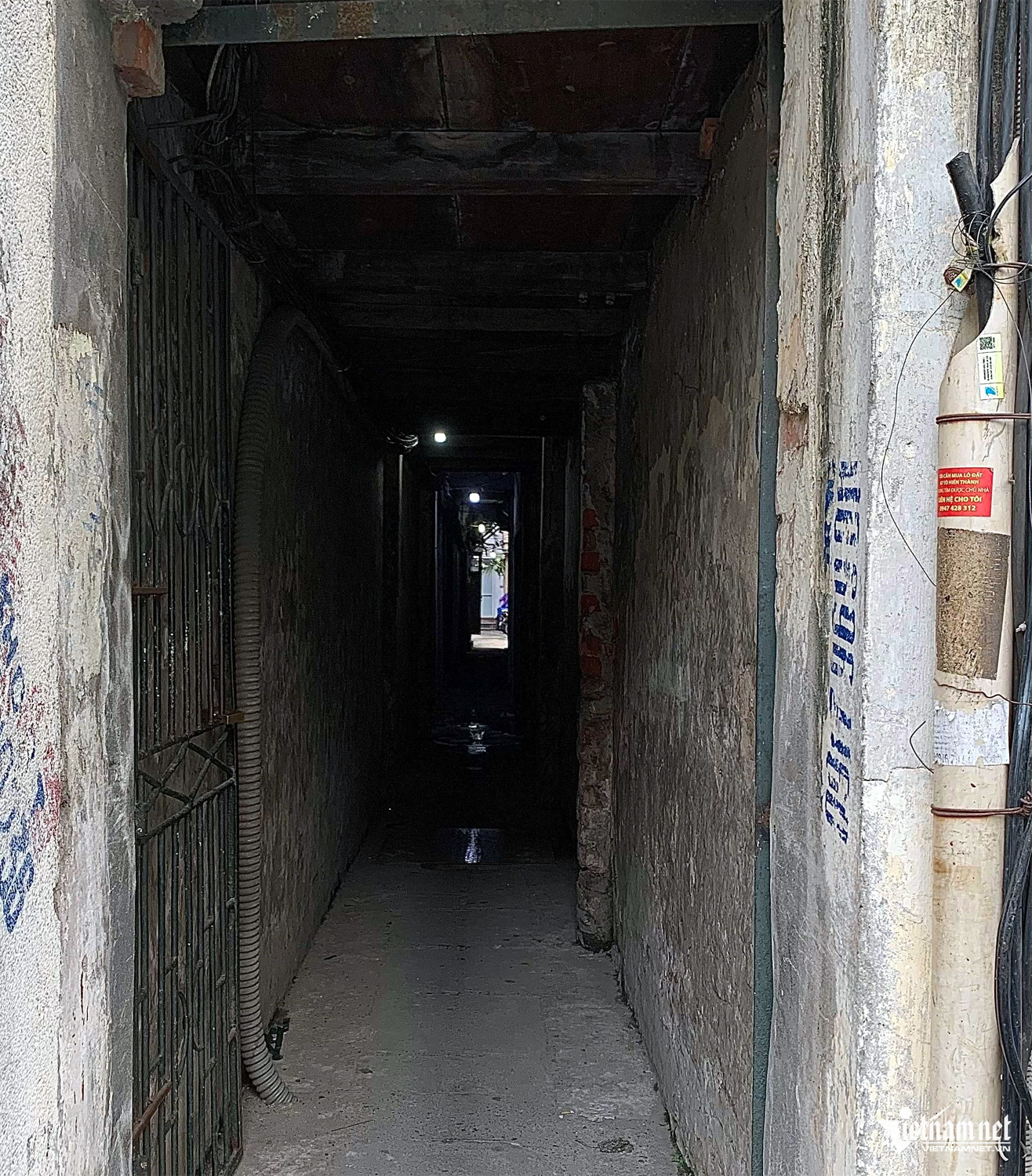 Nhà hét giá 5 tỷ ở Bạch Mai, chỉ lọt 1 người, phải khoét tường cho xe máy vào-3