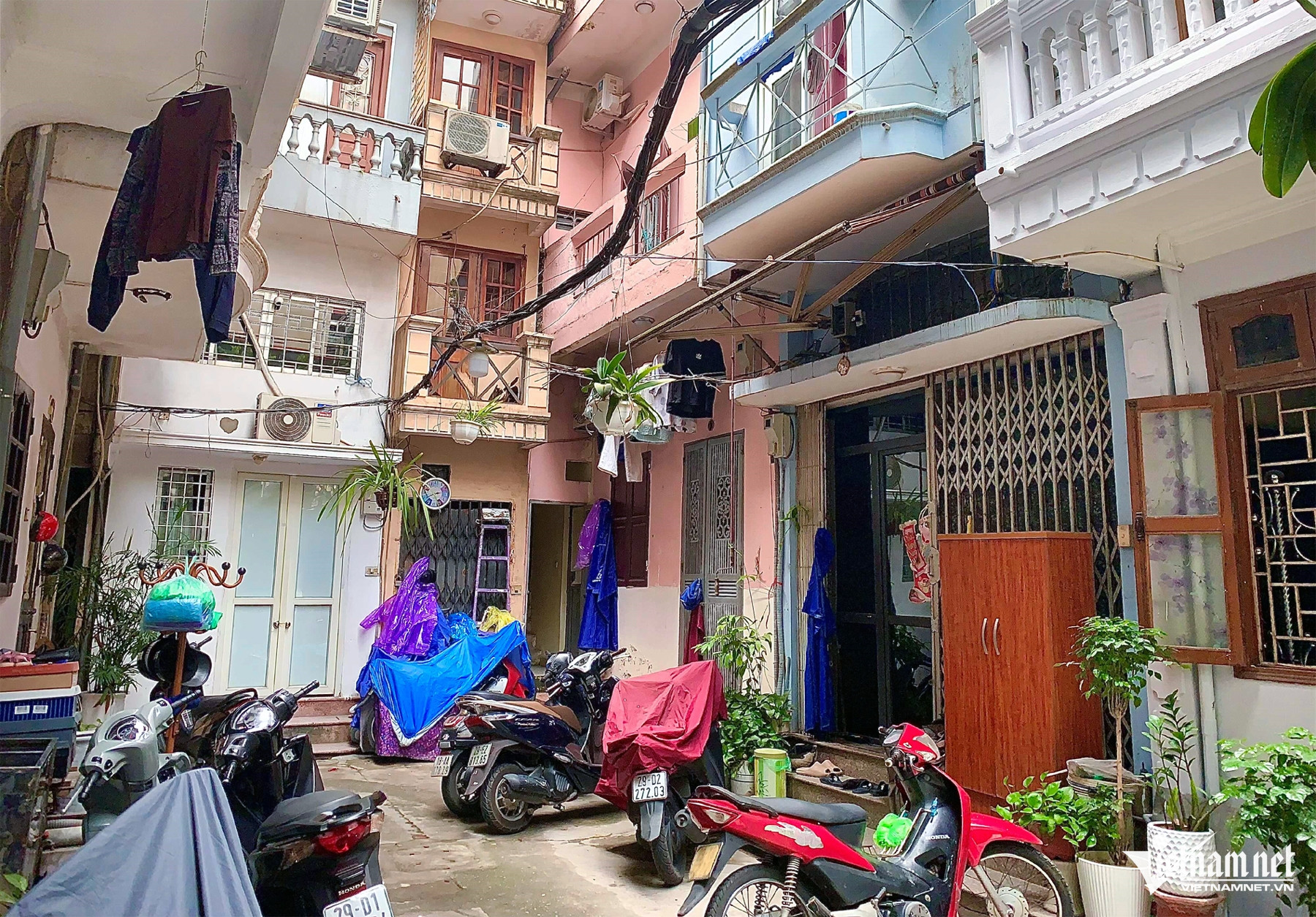 Nhà hét giá 5 tỷ ở Bạch Mai, chỉ lọt 1 người, phải khoét tường cho xe máy vào-4