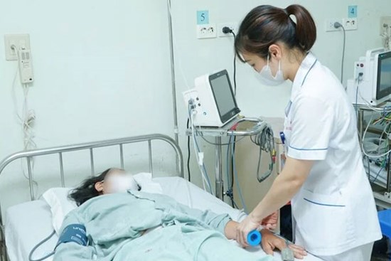 Đau dữ dội sau ăn yến chưng, đi khám phát hiện dị vật là hạt táo đỏ