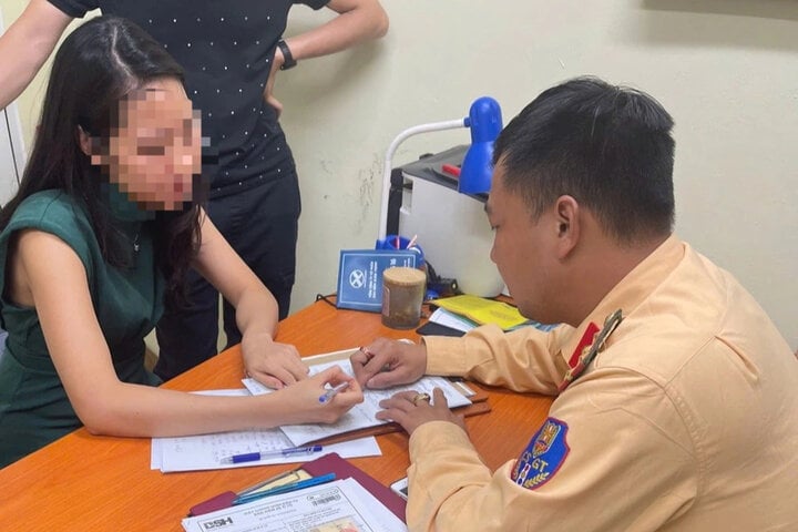 Xử phạt nữ tài xế xe Mazda CX5 đi ngược chiều đường ở Hà Nội giờ cao điểm-2