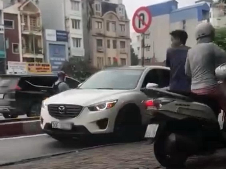 Xử phạt nữ tài xế xe Mazda CX5 đi ngược chiều đường ở Hà Nội giờ cao điểm-1