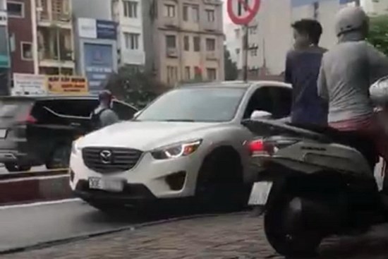 Xử phạt nữ tài xế xe Mazda CX5 đi ngược chiều đường ở Hà Nội giờ cao điểm