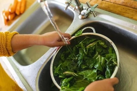 Có nên vò rau trước khi nấu canh?