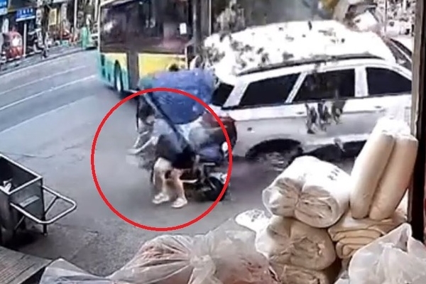 Xe buýt lao lên vỉa hè, người phụ nữ thoát chết trong gang tấc-1