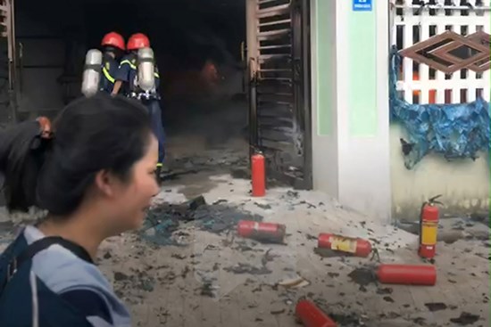 Cháy nhà xưởng chăn ga gối đệm, một nữ sinh tử vong