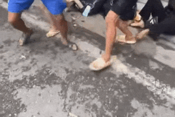 Hà Nội: Phẫn nộ cảnh người đàn ông dìm đầu bé trai xuống bể bơi-1