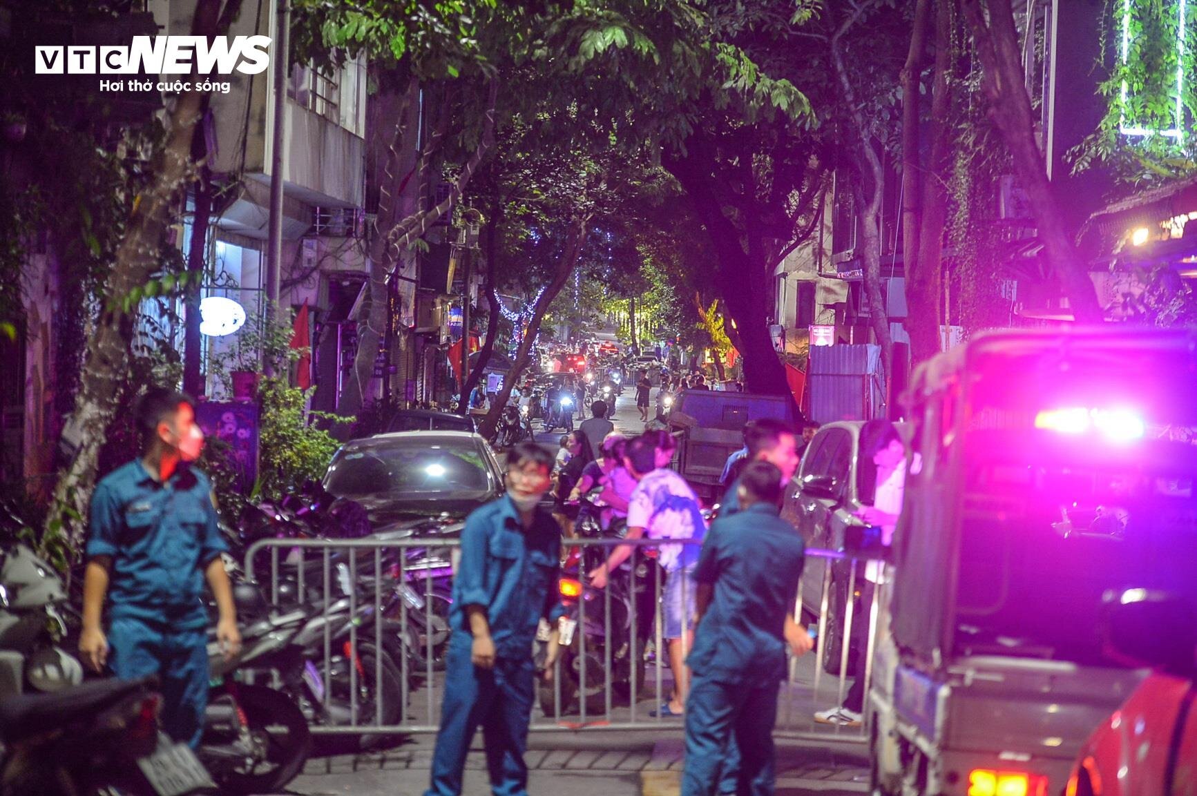 Cảnh sát leo thang, phá rào tôn dập đám cháy quán bar ở Hà Nội-8
