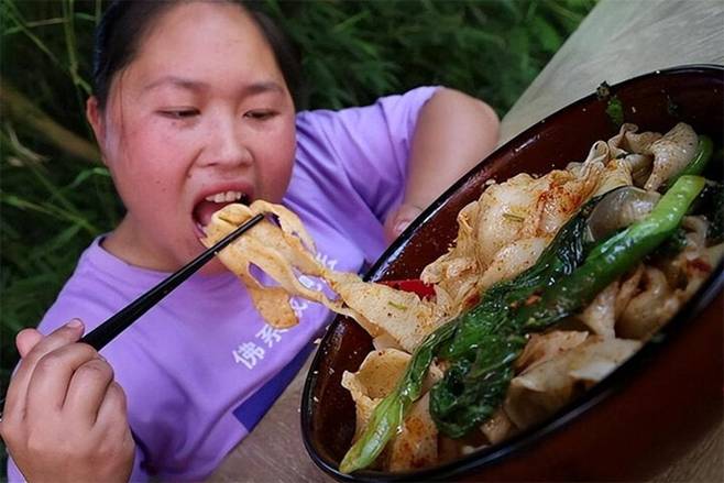 Thánh mukbang 33 tuổi trông già như 60 sau 3 năm ăn thùng uống vại-4