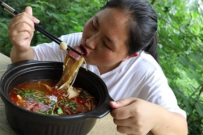 Thánh mukbang 33 tuổi trông già như 60 sau 3 năm ăn thùng uống vại-5